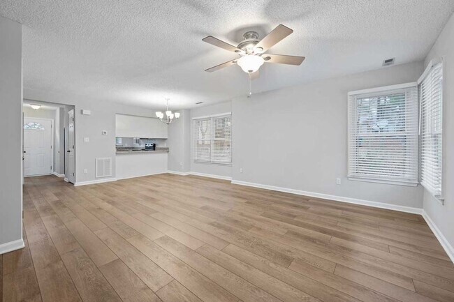 Building Photo - Convenient location