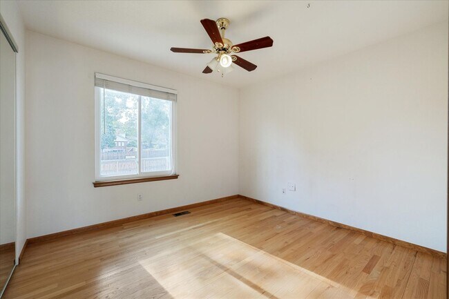 Building Photo - Gorgeous 5 Bedroom, 4 Bath Home on the Edg...