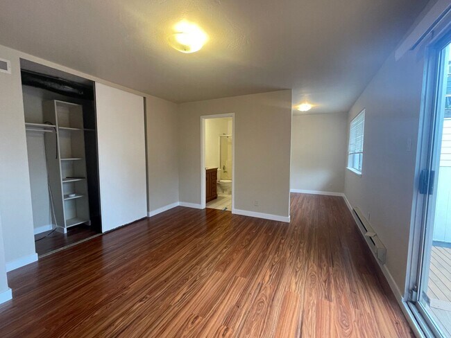 Building Photo - Newly Upgraded Spacious 3br with Decks, Laundry, Parking