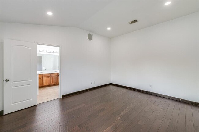 Building Photo - 702 Bent Wood Pl