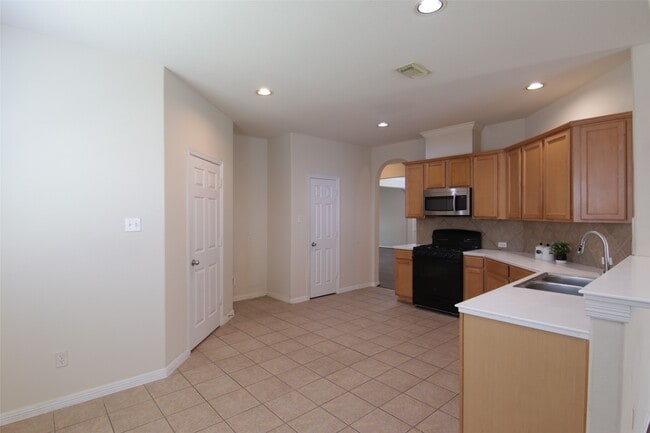Building Photo - 2027 Creek Run Dr