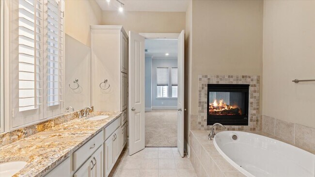 Building Photo - 931 W 23rd St