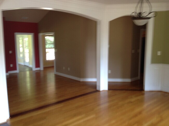 Building Photo - Beautiful 3 Bedroom 2 Bath Single Floor Living in Ford's Colony!