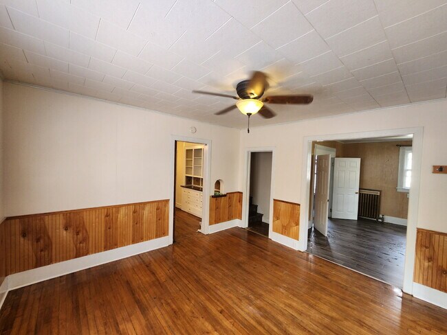 Building Photo - Charming 3 Bedroom Character home.