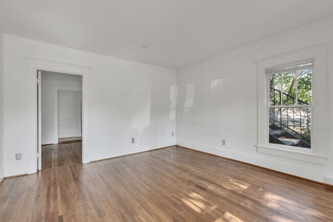 Building Photo - Charming Sylvan Park Shotgun Apartment in a Darling Triplex!
