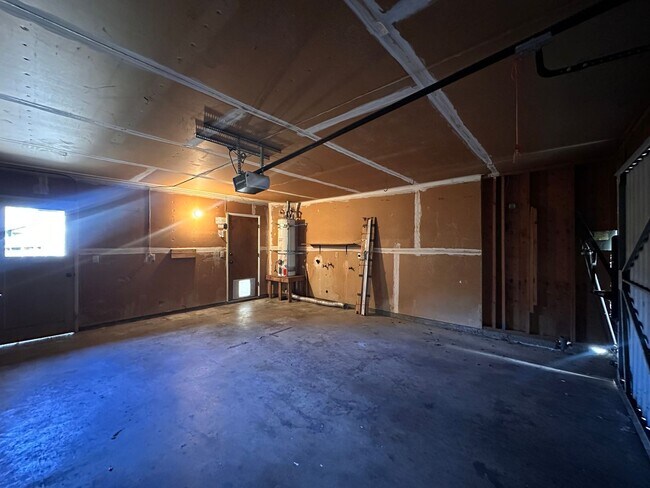 Building Photo - SE Visalia condo coming soon!