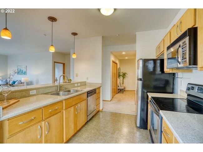 Building Photo - Lovely Corner unit in the Pearl District