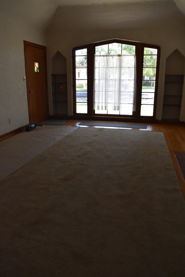 Living Room, Large High Ceilings - 423 S Indiana St