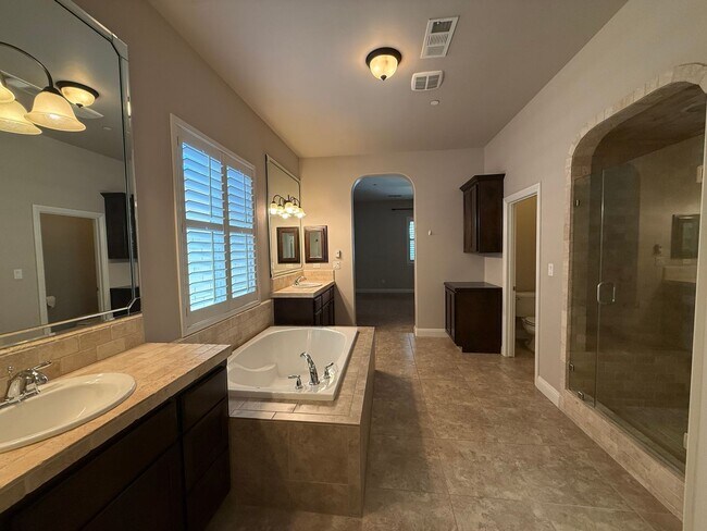 Building Photo - Beautiful 4 Bedroom + Office Home in Grand Island!