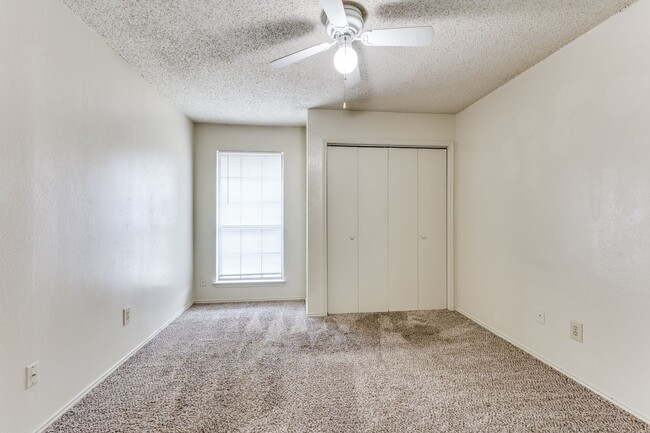 Building Photo - 2 Bedroom in Kennedale • Move-in Ready