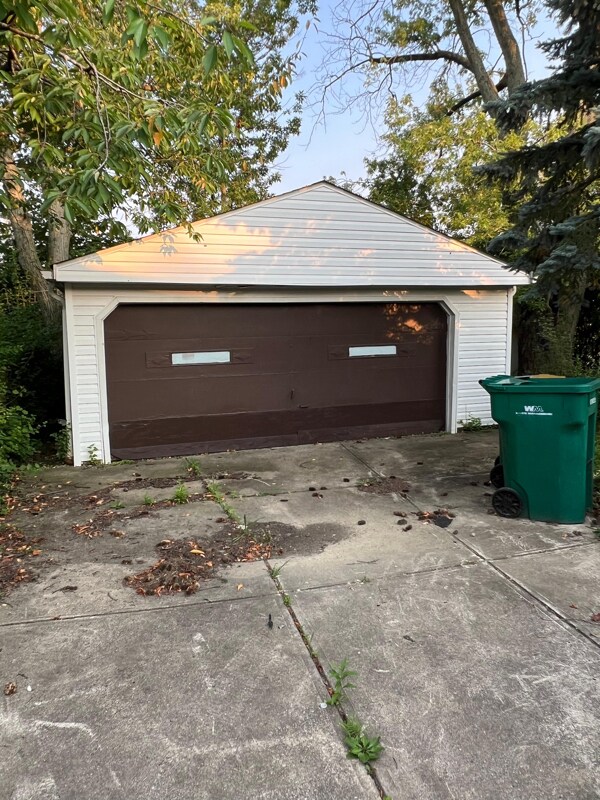 Building Photo - 5733 Longwood Ave