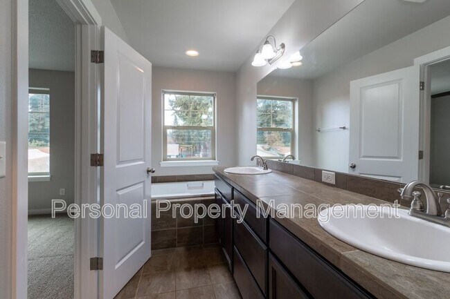 Building Photo - 5912 NE 47th St