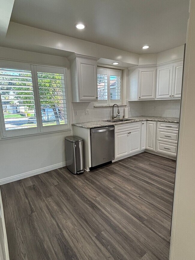 Building Photo - Spacious 3-Bedroom Home with Backyard & 2-Car Garage in Lakewood