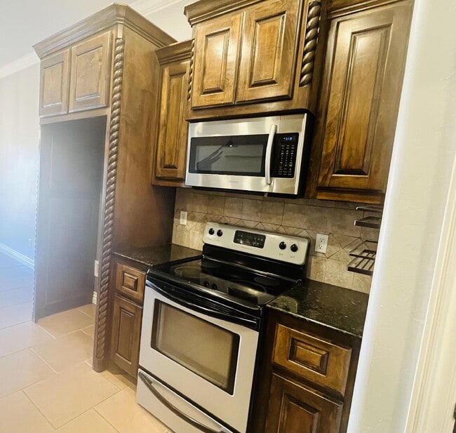 Building Photo - Charming 4-Bed, 2-Bath Home in Yukon - Gated Community in Mustang Public School District!