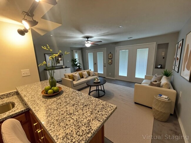 Building Photo - Spacious 3 bedroom 3.5 Baths 2 Home Offices/Non Conforming Room 2 Car Garage in Branson MO