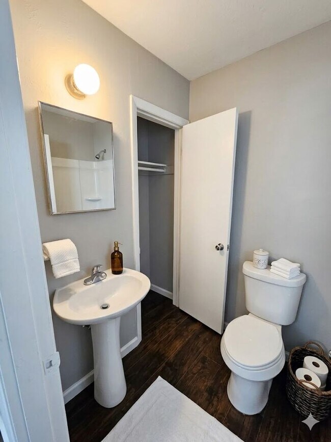 Building Photo - 1806 Camelot Dr