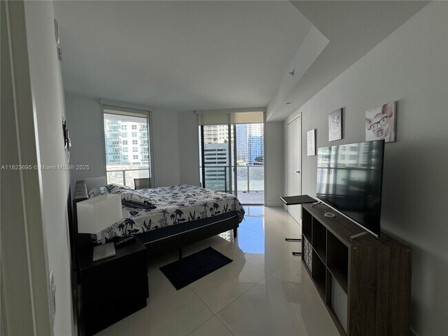 Building Photo - 1300 Brickell Bay Dr