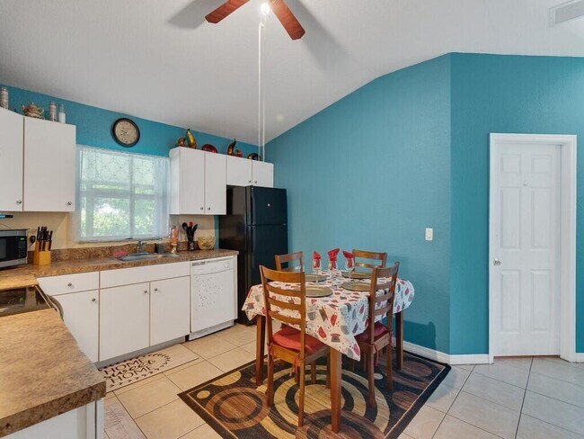 Building Photo - 7402 Coquina Ave