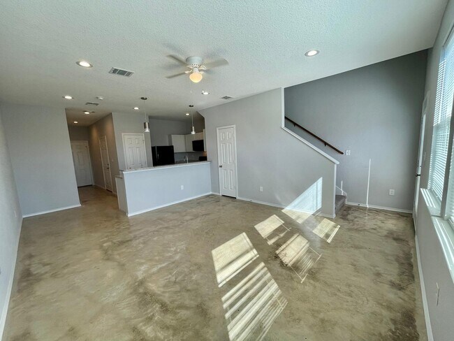 Building Photo - 6906 Crestway Dr