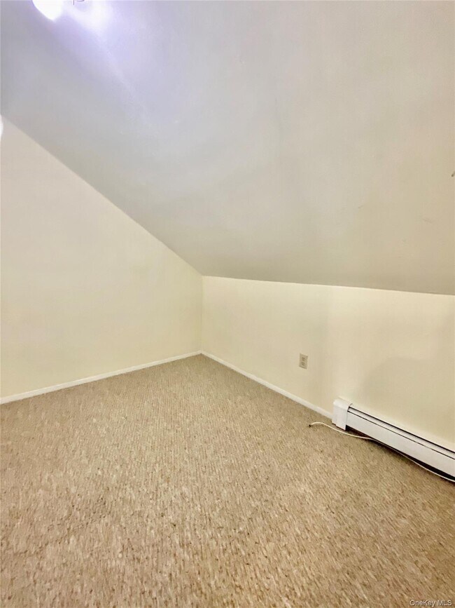 Building Photo - 75 Greenway Close