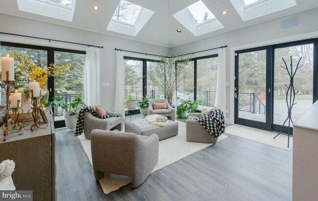 Building Photo - 15841 York Rd