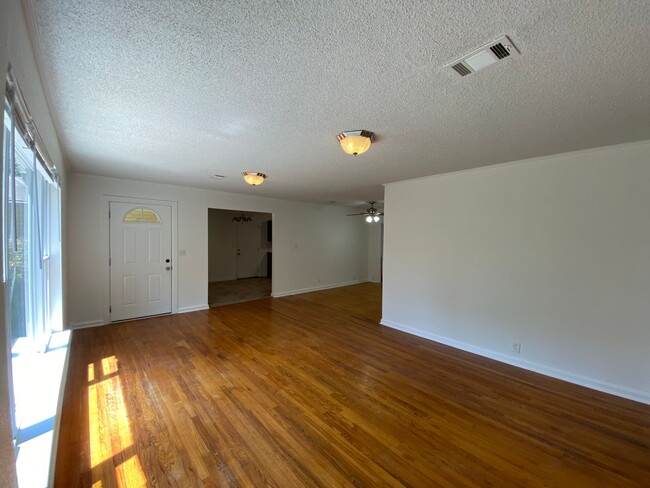 Building Photo - Mid Century Modern 3 Bed House- Walking Di...