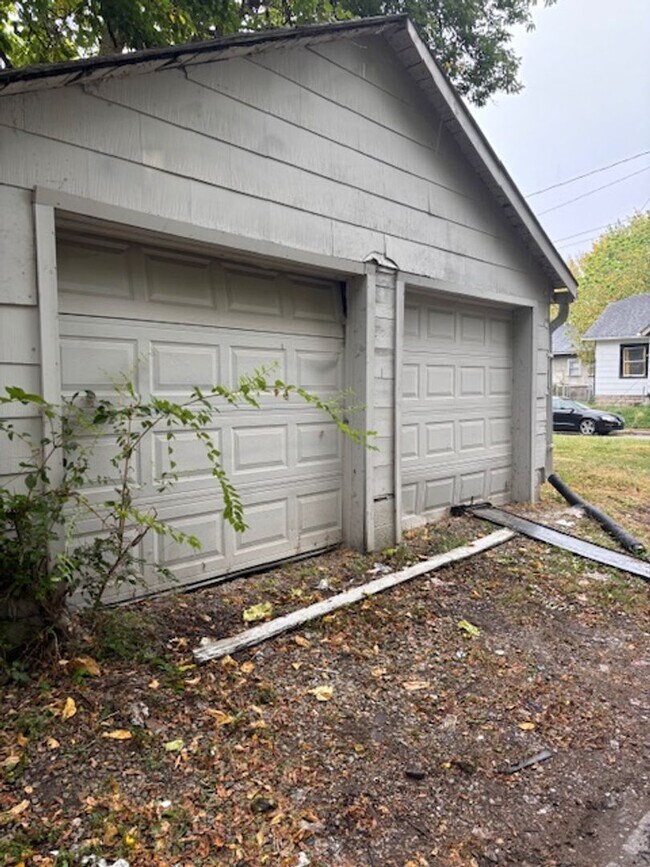 Building Photo - 4 bedroom House On Lasalle St!