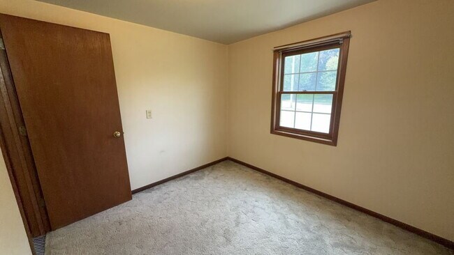 Building Photo - Exciting 3 Bed 1 Bath near UWEC! Available 1st June!