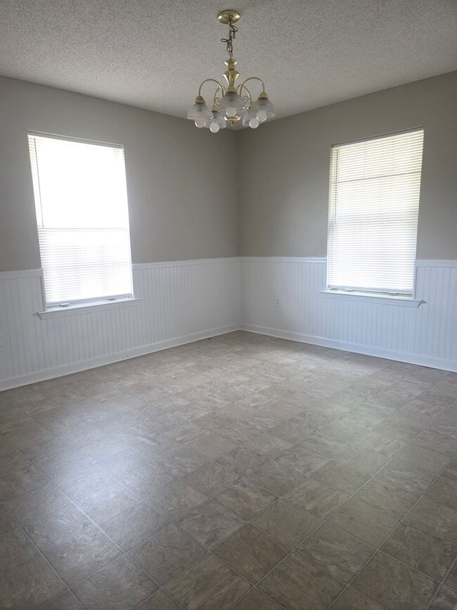 Building Photo - Beautiful very spacious 4 Bed/2 Bath