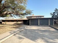 Building Photo - 5 Bedroom 3.5 Bath Ready to Rent ASAP!