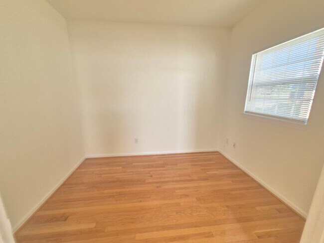 Building Photo - 5207 Linden Dr