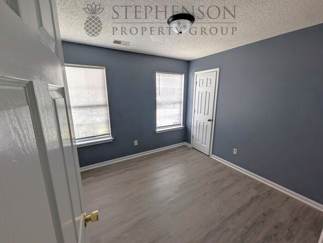 Building Photo - 3 bed 2 bath LVP Floors