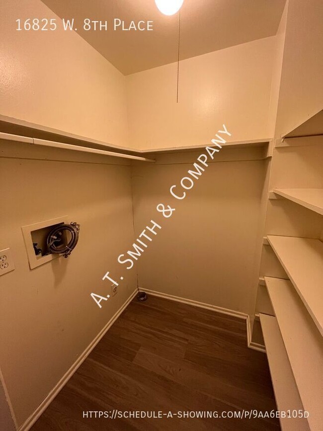 Building Photo - Pet Friendly Golden 2 bed 1 bath with Wash...