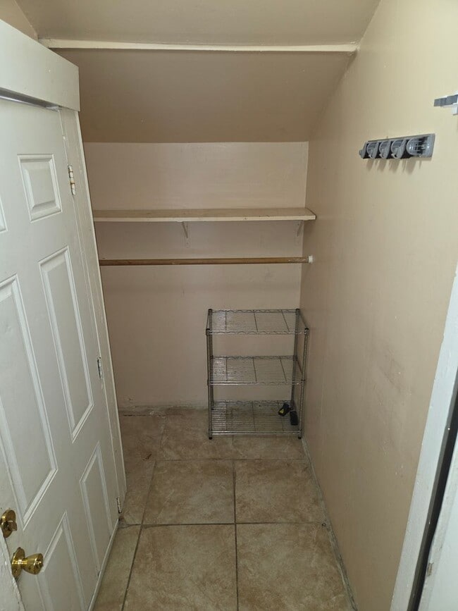 Building Photo - 24 Valley St