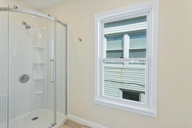 Building Photo - 5 Bedroom Single Family in Brunswick
