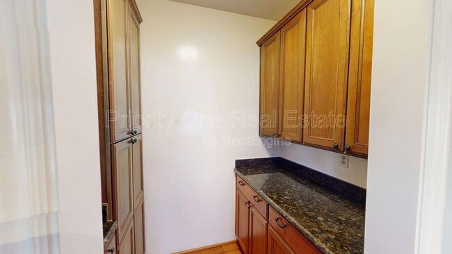 Building Photo - 2025 Cypress Ave.