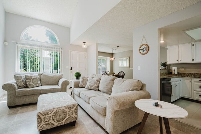 Building Photo - Gorgeous 3 Bed / 4 Bath Townhome in Centen...