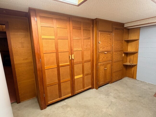 Building Photo - Located in the Historic District! 3+ beds, 1.5 bath, single garage, hardwood floors and MORE!