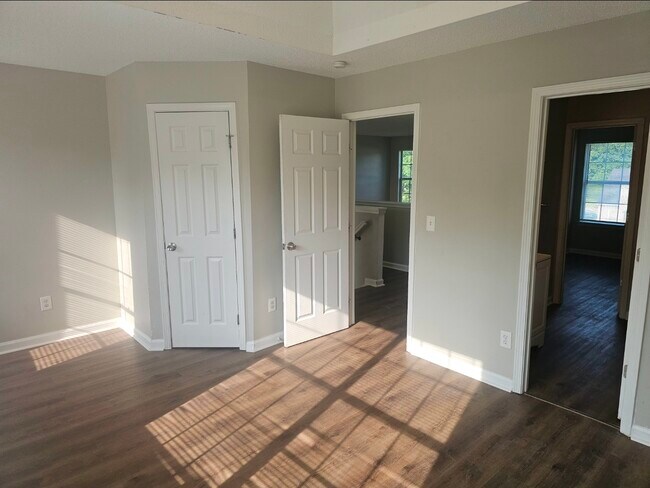 Building Photo - 670 Burtons Cove