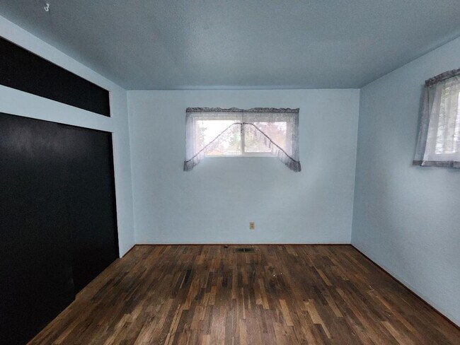 Building Photo - 3 bedroom 1 Bath House on Well