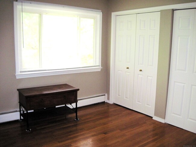Building Photo - 11 Camelot Dr