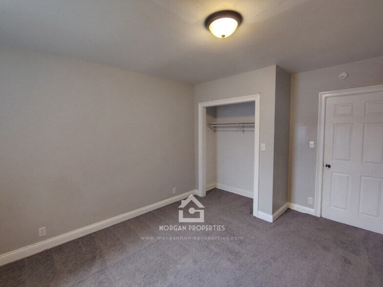 Building Photo - 903 College Dr