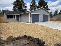 Building Photo - Centrally Located 2 BR - 1 BA Duplex
