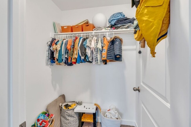 Building Photo - Lar-38 N Heading Row Saratoga Springs, UT 84043