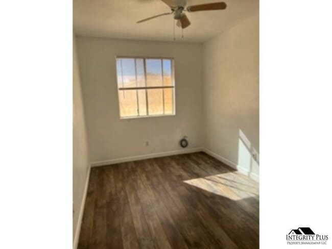 Building Photo - 4 bedroom, 2 bath