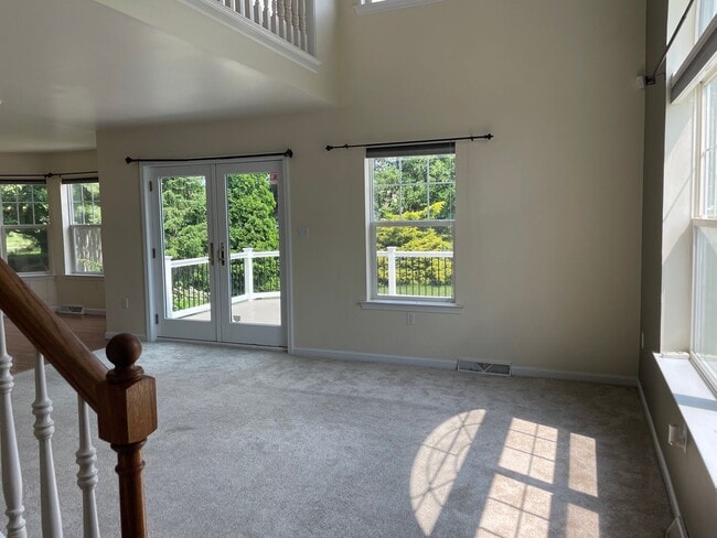 Building Photo - Luxury 3 Bedroom, 1.5 Bathroom End of Row ...