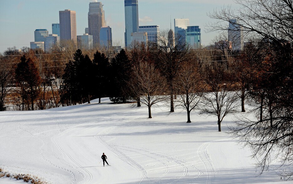 1.5 miles to Theo Wirth Park/Golf Course/Outdoor Rec - 1400 N Girard Ave N