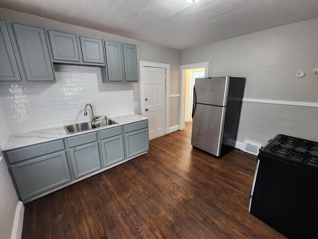 Building Photo - 8006 Laumar Ave