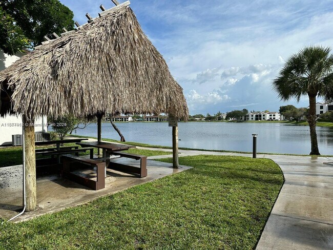 Building Photo - 210 Lake Pointe Dr