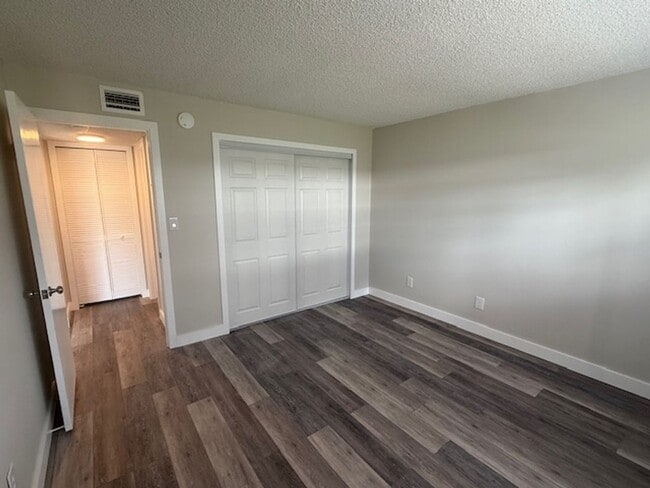 Building Photo - 2 Bedroom/1 Bathroom Apartment